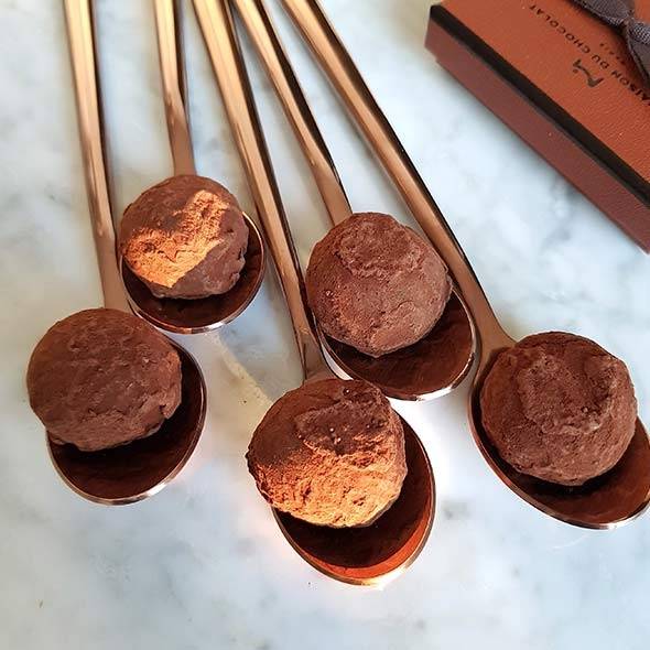Boîte de chocolat belge – Assortiment traditionnel de chocolat noir,  truffes et pralines crémeuses. Chocolatier Dupont – Cadeau d'anniversaire