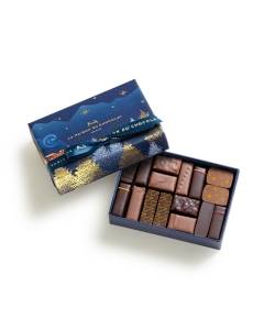 Coffret Attentions Destination Noël 16 chocolats semi-ouvert sur un fond blanc