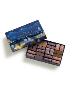 Coffret Destination Noël Noir et Lait 24 Chocolats semi-ouvert sur un fond blanc