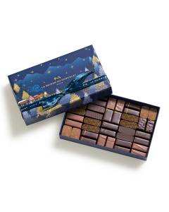 Coffret Destination Noël Noir et Lait 40 Chocolats semi-ouvert sur un fond blanc