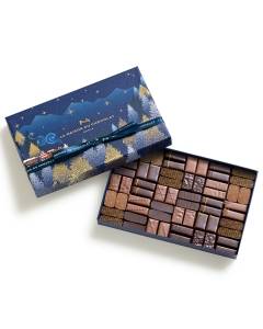 Coffret Destination Noël Noir et Lait 60 Chocolats semi-ouvert sur un fond blanc