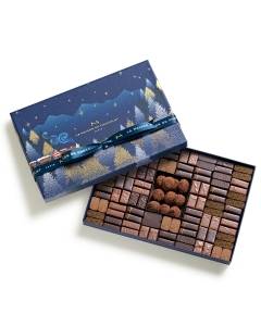 Coffret Destination Noël Noir et Lait 60 Chocolats semi-ouvert sur un fond blanc