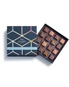 Coffret Initiation Givrée Hiver 16 chocolats semi-ouvert sur fond blanc