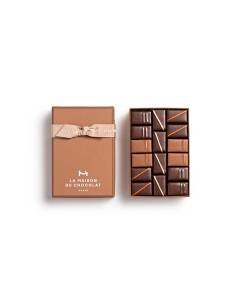 Pralinés Gift box 16 chocolates on white background