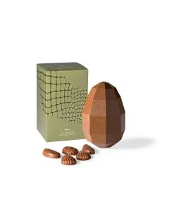 Œuf de Pâques Chocolat Lait sur un fond blanc