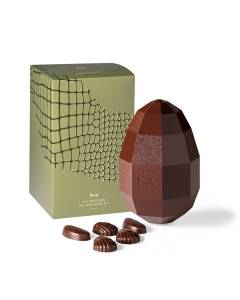 Grand Œuf de Pâques Chocolat Noir sur un fond blanc