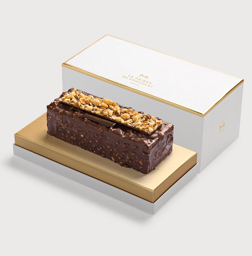 Gâteau Maison Figaro noisettes sur fond gris