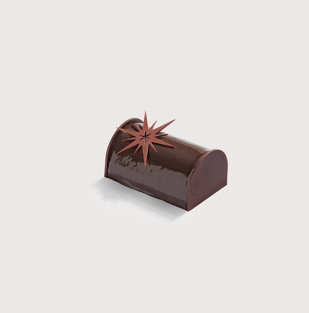 Caracas Buche de Noel Small on a gray background