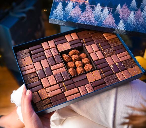 The\u0020Holiday\u0020Glow\u0020Coffret\u0020Gift\u0020Box,\u0020110\u0020Pieces