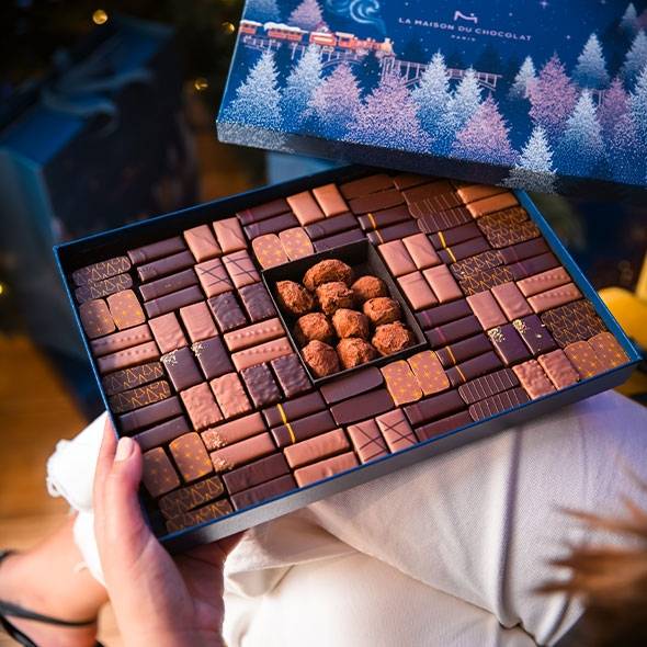 The\u0020Holiday\u0020Glow\u0020Coffret\u0020Gift\u0020Box,\u0020110\u0020Pieces