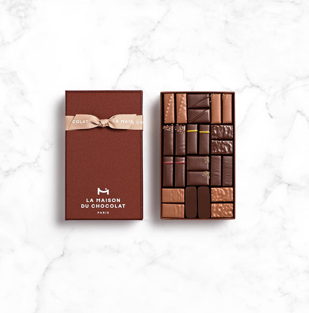 Coffret Maison Noir et Lait 24 chocolats sur fond marbre