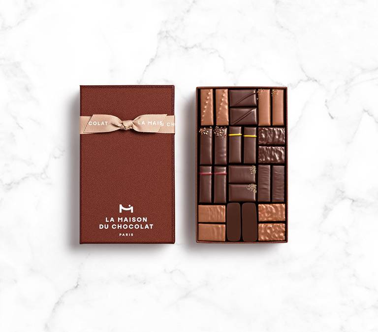 Coffret Maison Noir et Lait 24 chocolats sur fond marbre