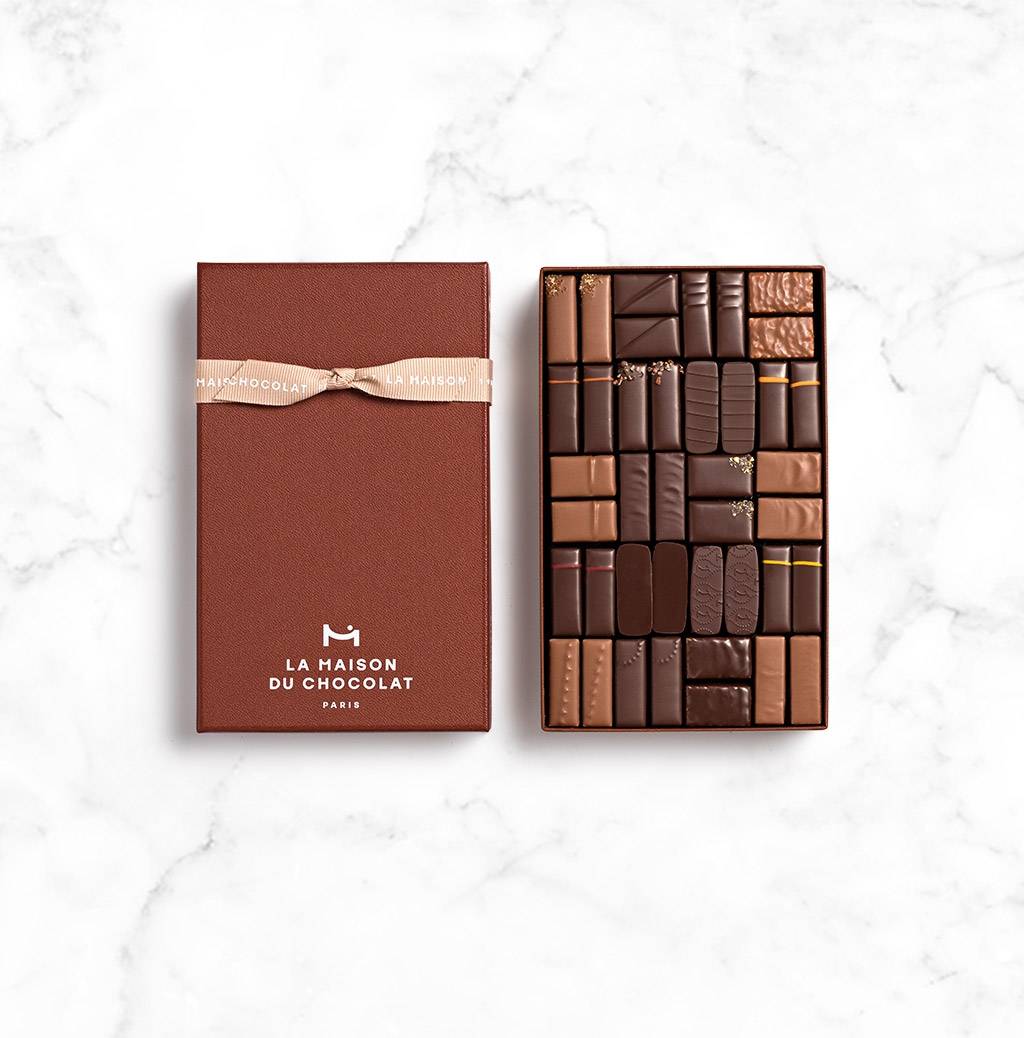 Coffret Maison Dark and Milk 40 chocolates on marble background