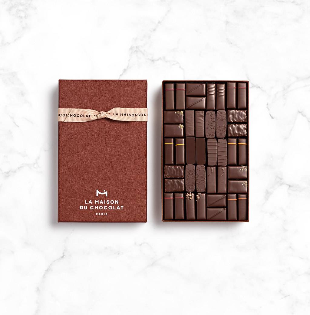 Coffret Maison Dark 40 chocolates on marble background