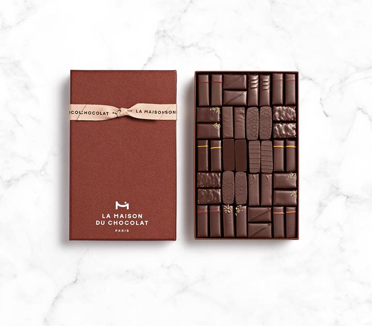 Coffret Maison Dark 40 chocolates on marble background