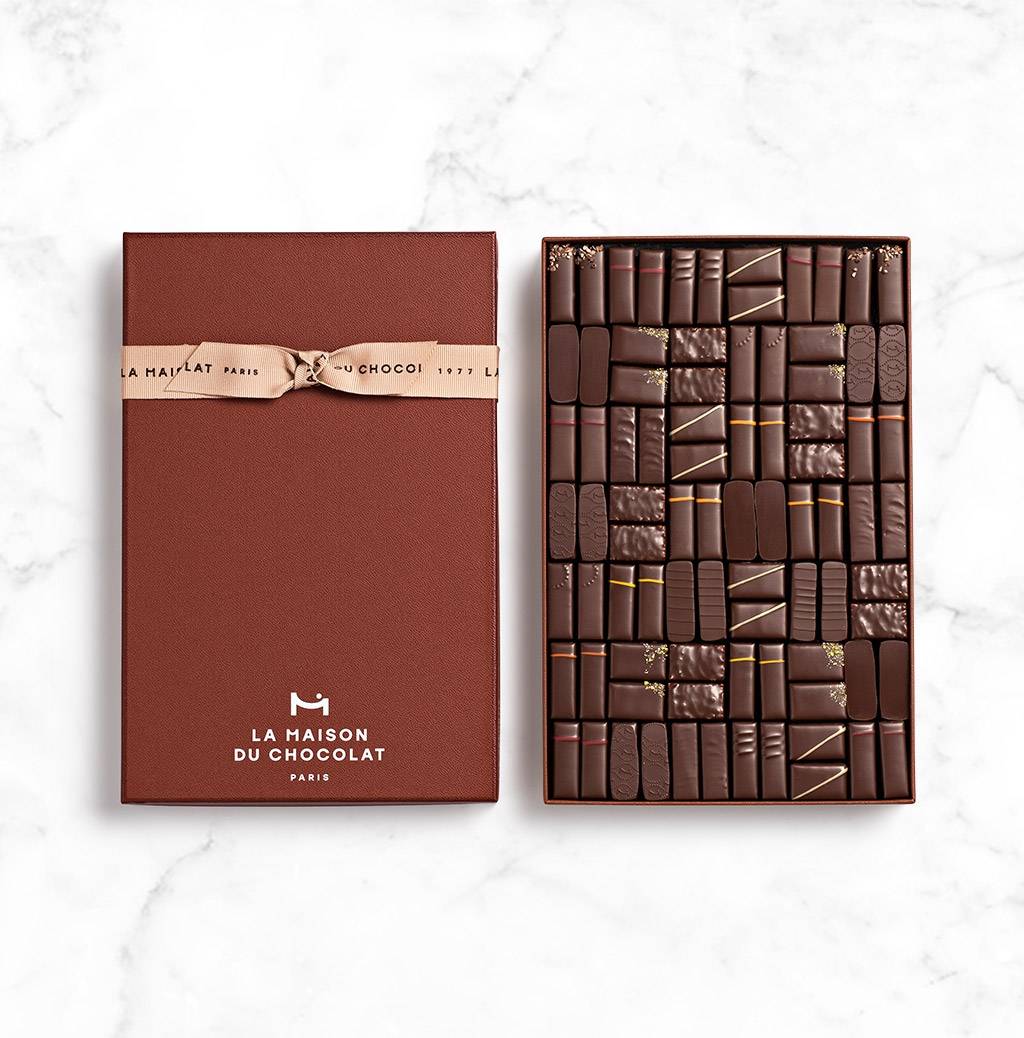 Coffret Maison Noir 84 chocolats sur fond marbre