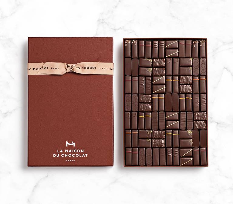 Coffret Maison Noir 84 chocolats sur fond marbre