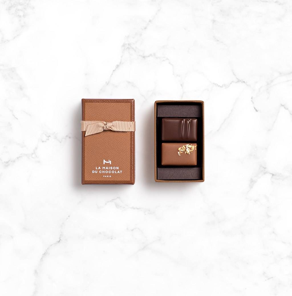 Coffret Pralinés 2 chocolates on marble base 
