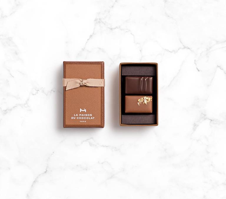 Coffret Pralinés 2 chocolats sur fond marbre