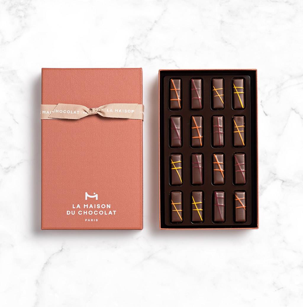 Coffret 16 chocolats fruités sur un fond marbre 