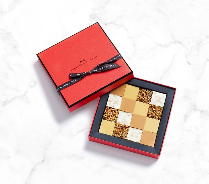 A real pleasure of sharing and gourmet nibbling, let yourself be seduced by this assortment of delicious dark, milk, or white chocolate squares, hand-made in our workshop.