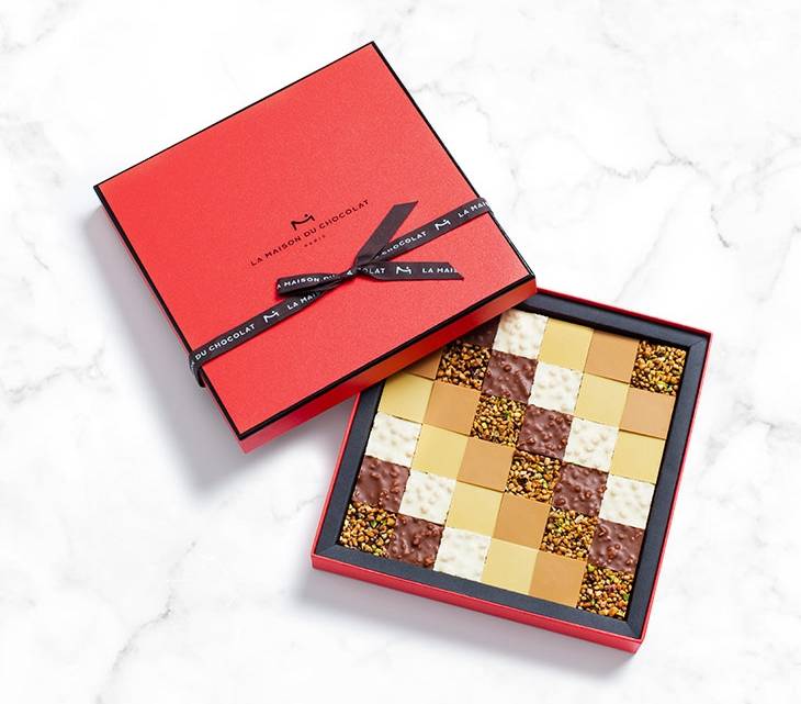 A real pleasure of sharing and gourmet nibbling, let yourself be seduced by this assortment of delicious dark, milk, or white chocolate squares, hand-made in our workshop.