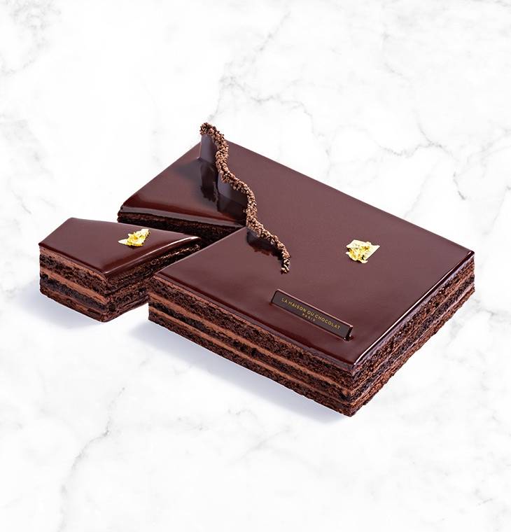 Délice Entremet Large on a marble background
