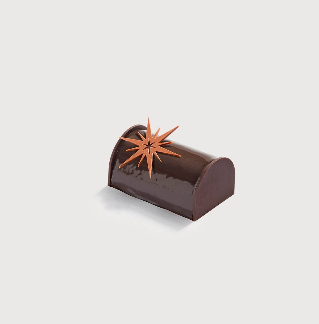 Figaro Buche de Noel Small on a gray background