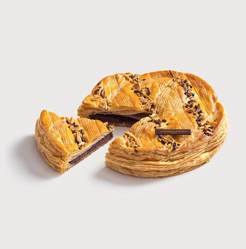 Galette des Rois Chocolat Amande 6 pers. sur un fond gris