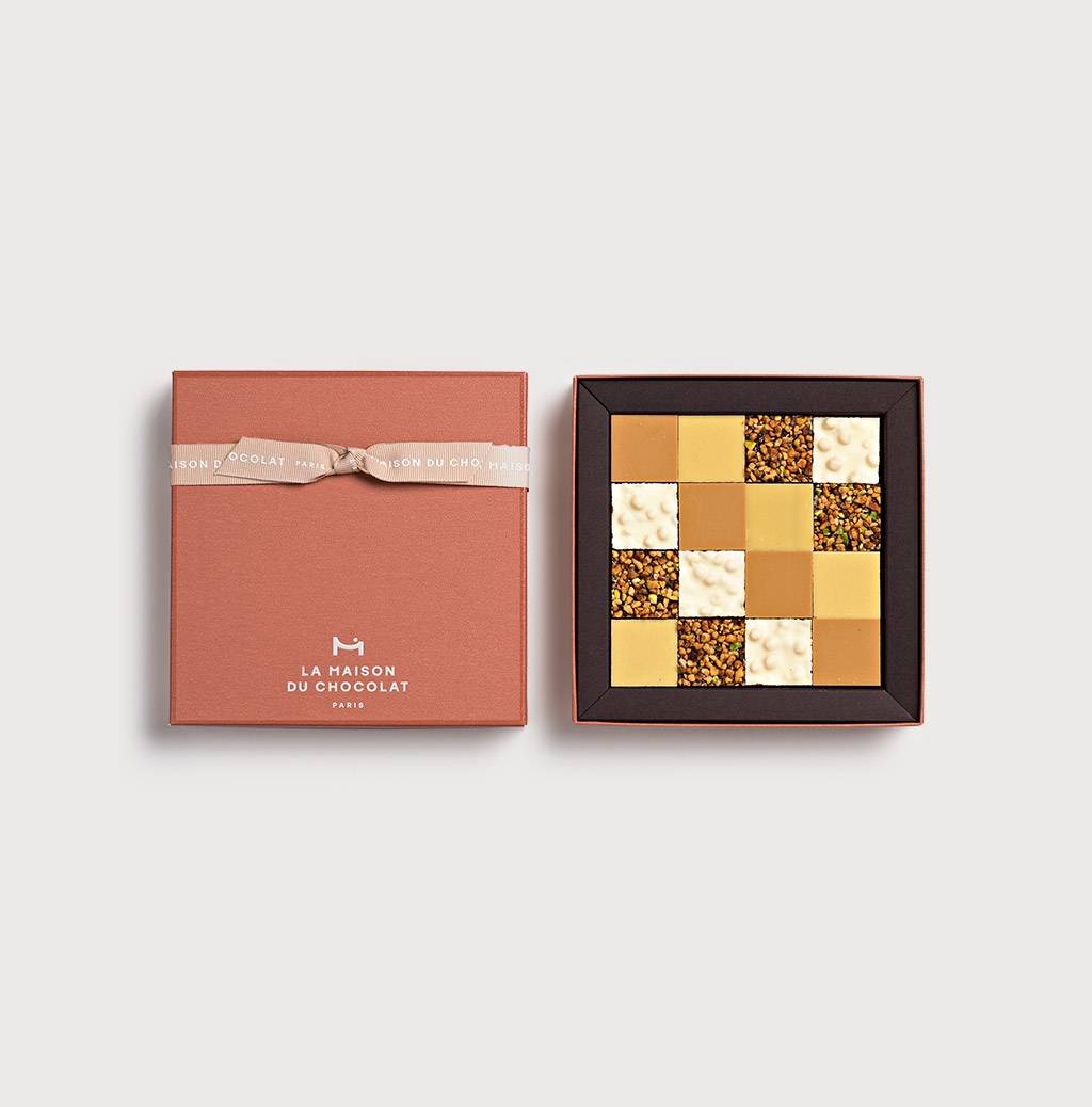 Tablettes 16 chocolates on gray background
