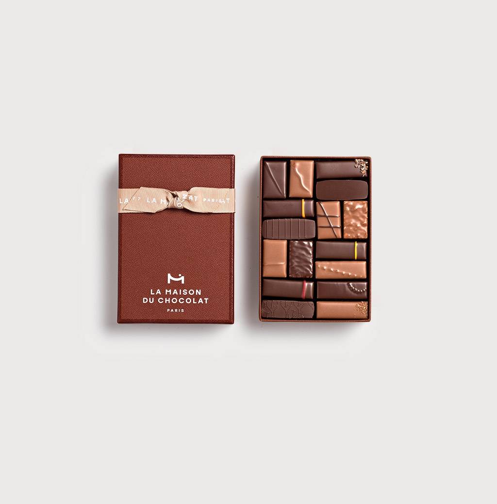 Gesture Gift Box 16 chocolates on grey background