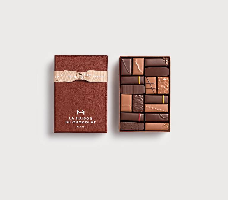 Gesture Gift Box 16 chocolates on grey background