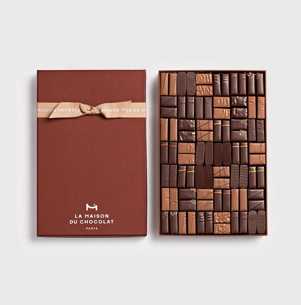 Coffret Maison Noir et Lait 84 chocolats sur un fond gris