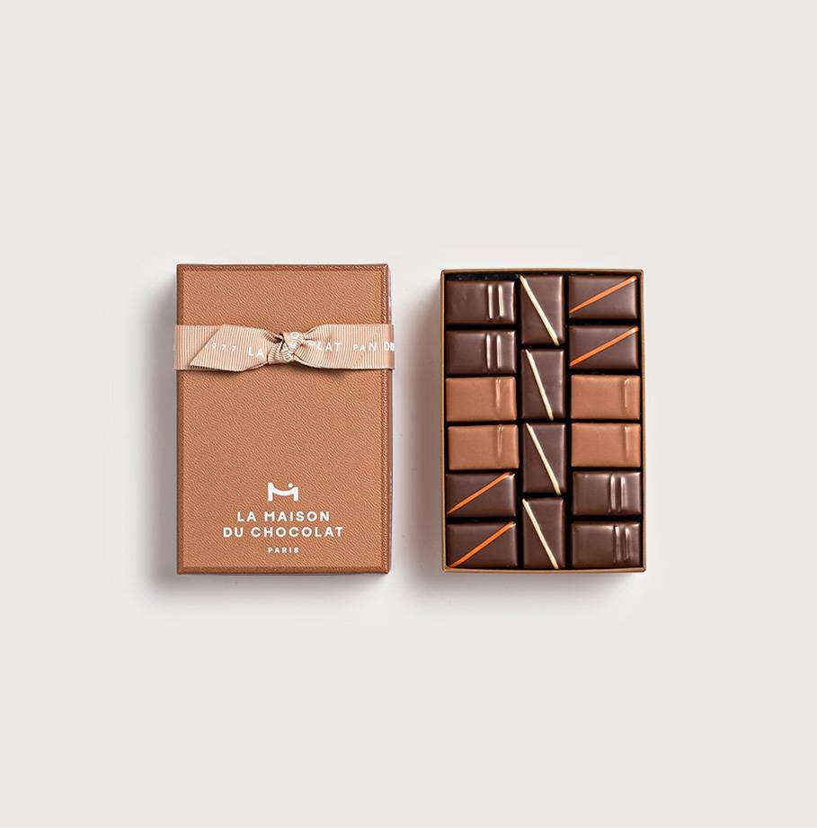 Pralinés Gift box 16 chocolates on grey background