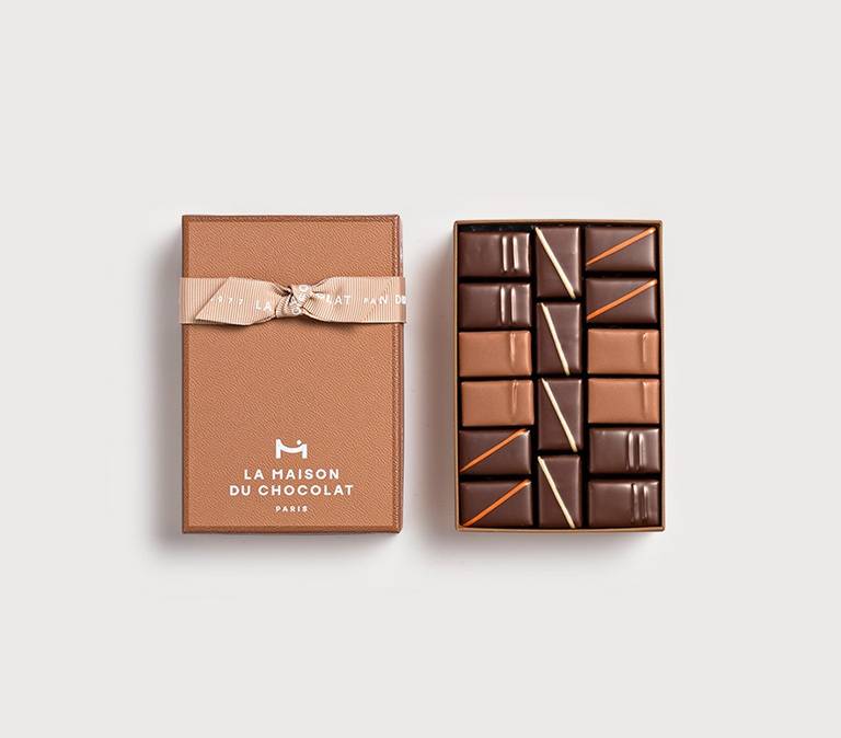 Pralinés Gift box 16 chocolates on grey background