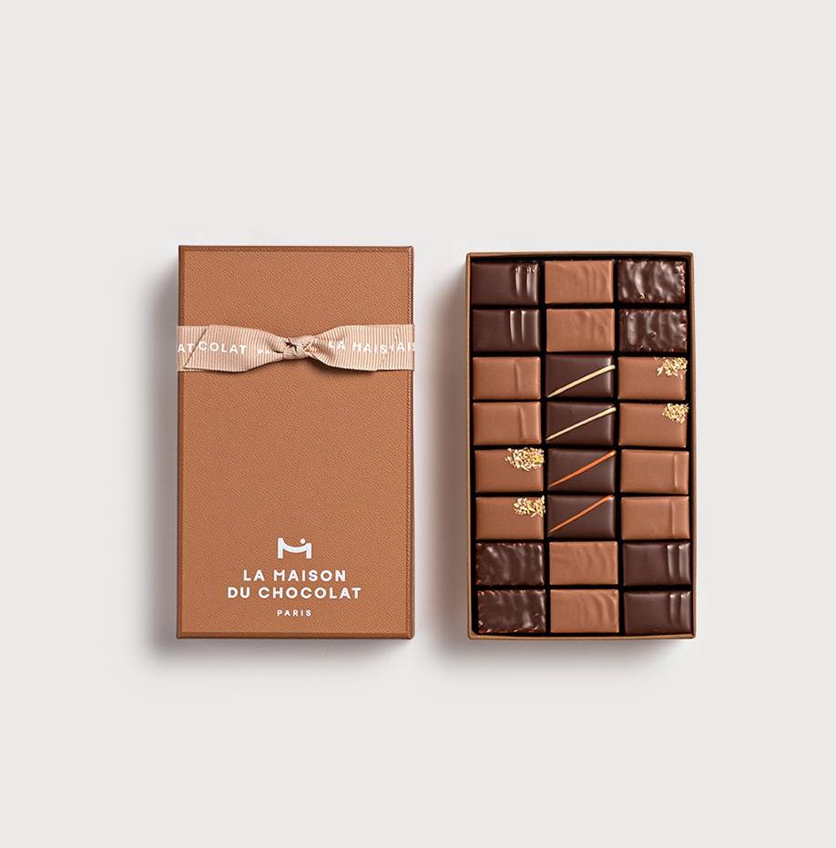 Coffret Pralinés 24 chocolats sur un fond gris