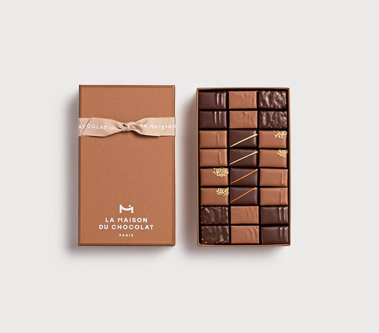 Pralinés Gift box 24 chocolates on a grey background