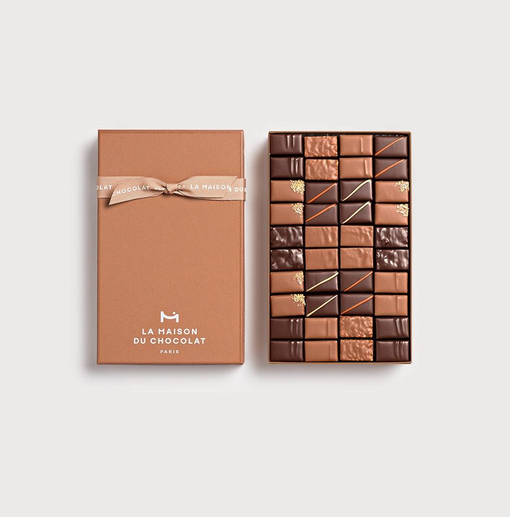 Pralinés Gift box 40 chocolates on grey background