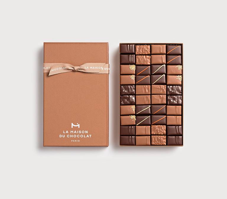 Pralinés Gift box 40 chocolates on grey background