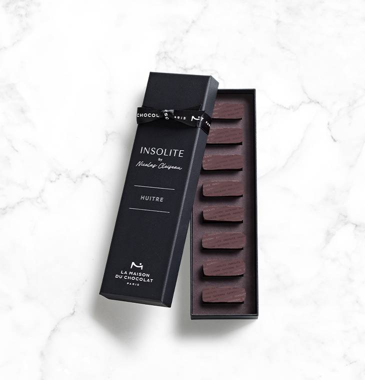 Coffret de chocolats à l'huître sur un fond marbre