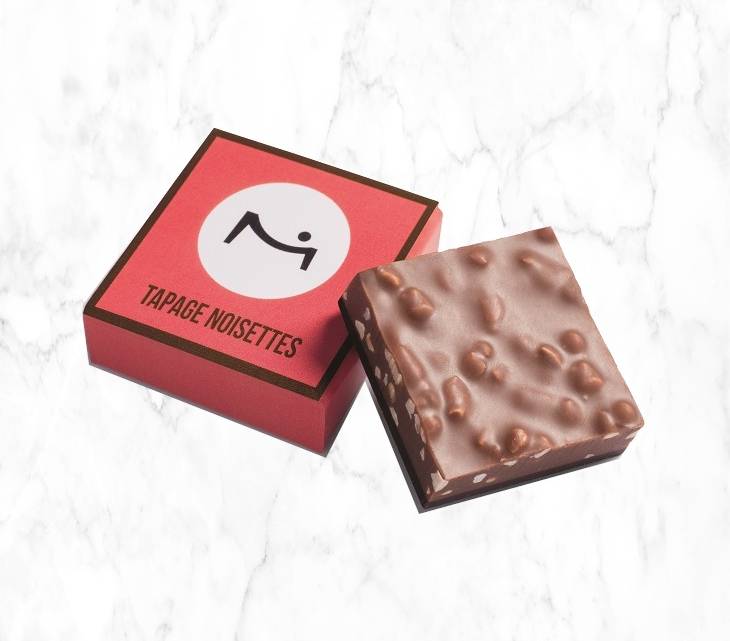 One side, a layer of milk chocolate with slivers of hazelnuts ; the other side, an intense dark chocolate. Enough to make your taste buds go completely crazy!