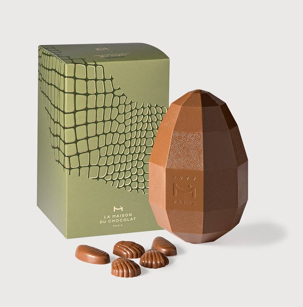 Grand Œuf de Pâques Chocolat Lait sur un fond gris