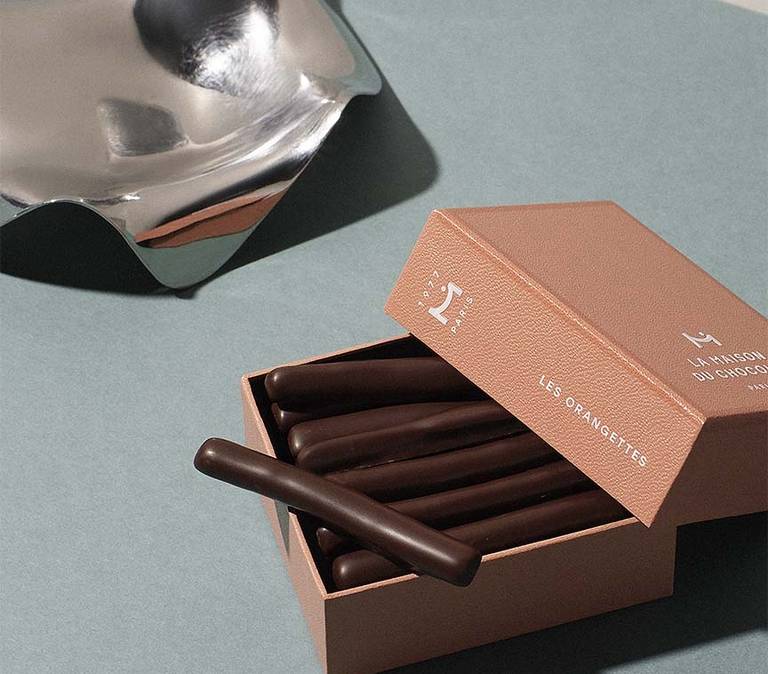 Mise en scène élégante des coffrets orangettes