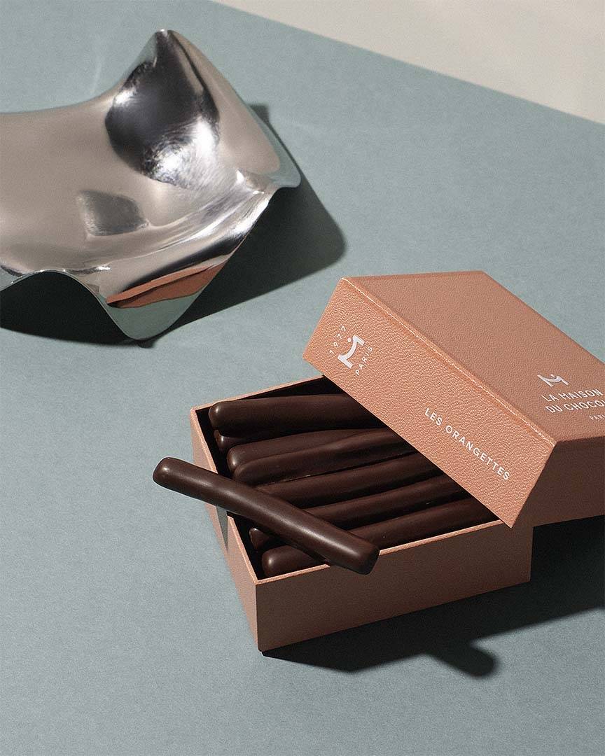 Mise en scène élégante des coffrets orangettes
