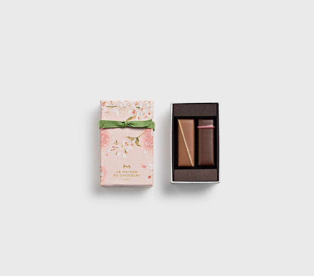 https://media.lamaisonduchocolat.com/catalog/product/cache/7900d5e1f4dcf2e4802ae80b3fcd7c7b/p/e/petiteboite2cbgrey2chocolates.jpg?t=1772090471&twic=v1/cover=820:720/resize-max=1200