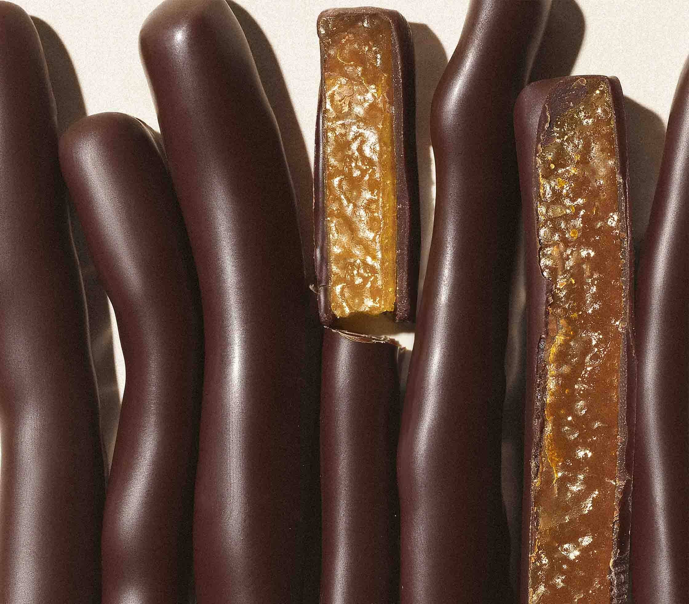 Mise en scène élégante des coffrets orangettes
