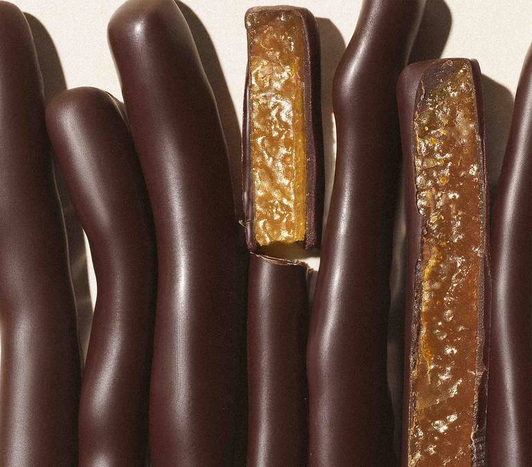 Mise en scène élégante des coffrets orangettes