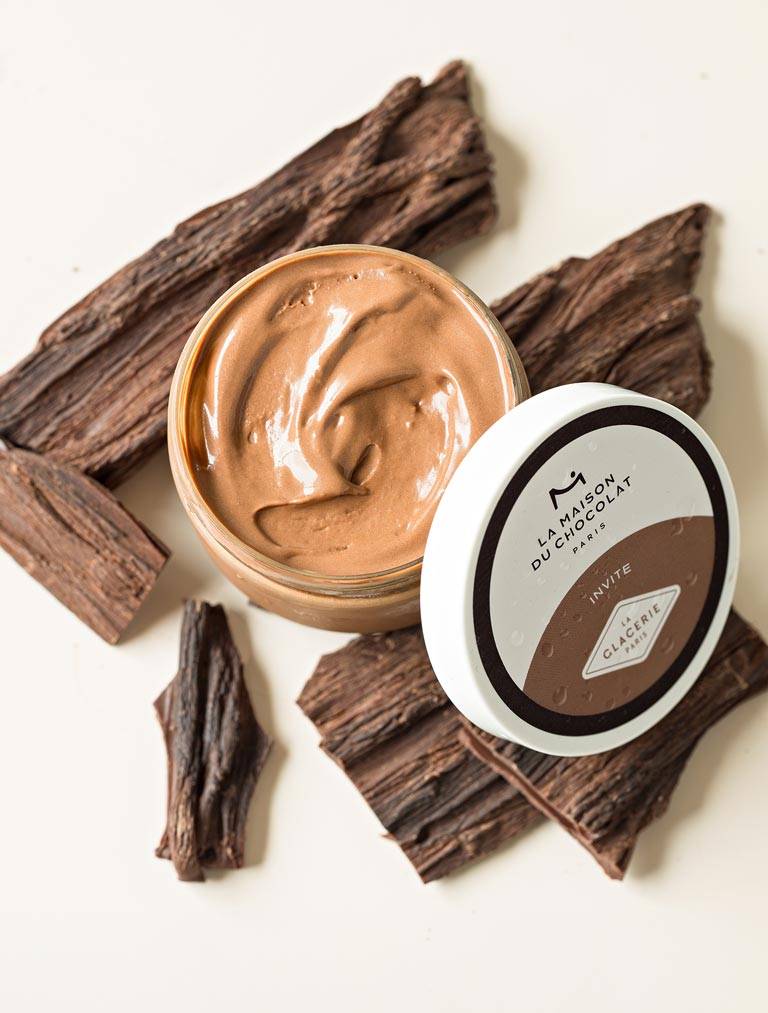 Photo lifestyle du pot de glace chocolat noir intense