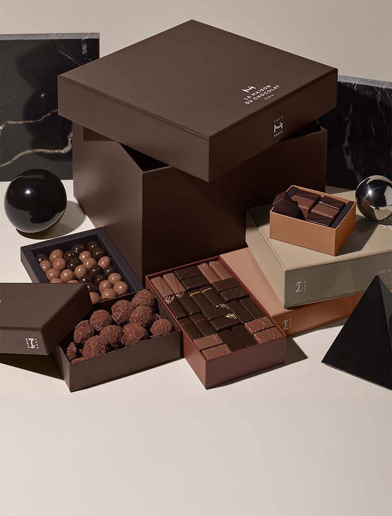 Mise en scène d'une boite cadeaux La Maison du Chocolat