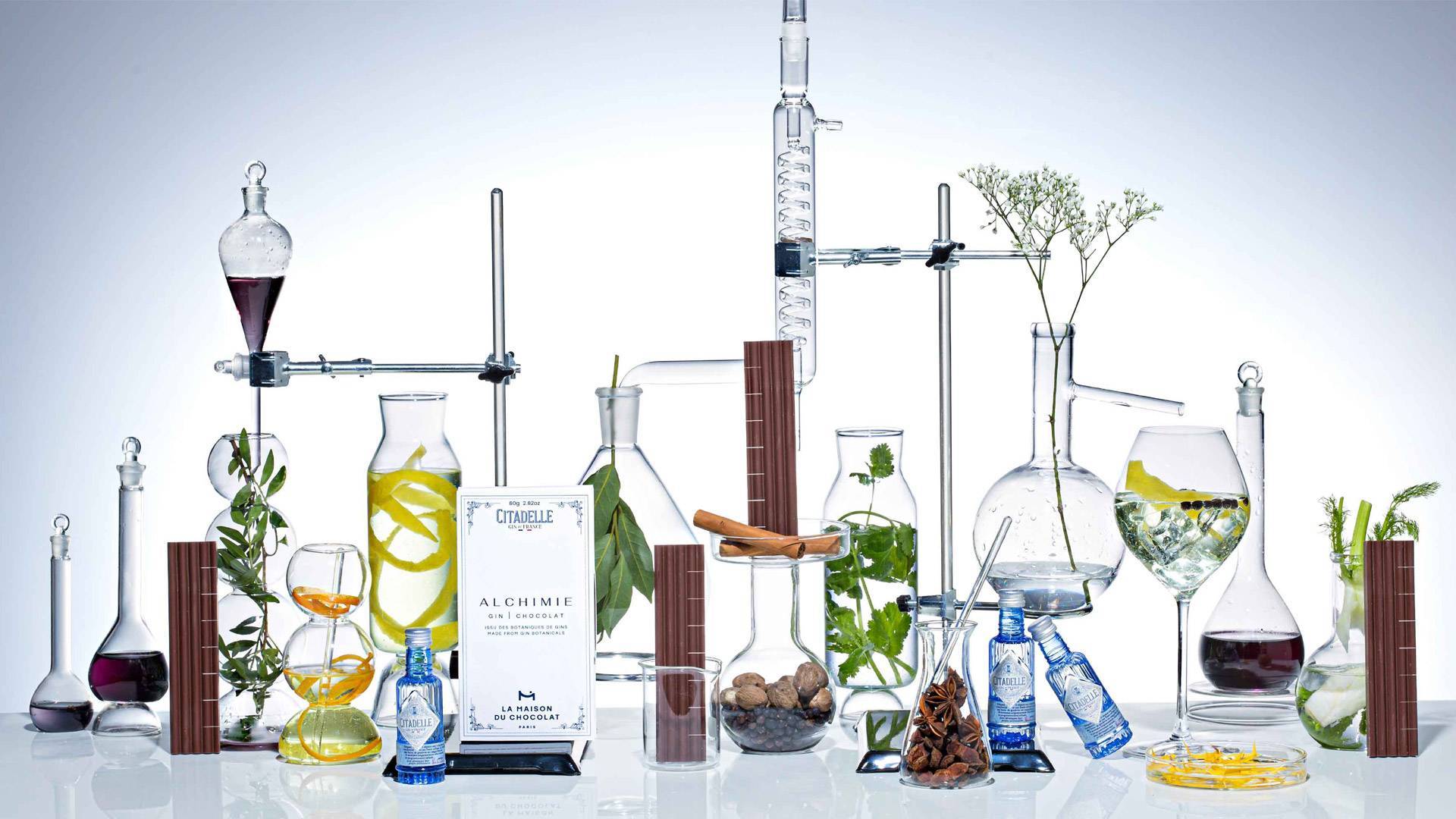 アルシミー ジン ショコラ ボタニカルの香りを纏う優雅で華やかなジン